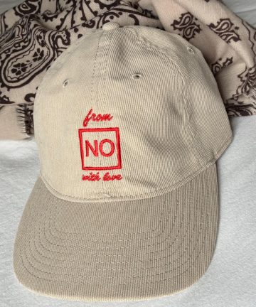 Casquette en velours côtelé beige broderie rouge vif