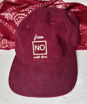 Casquette en velours cotelé burgundy broderie ivoire