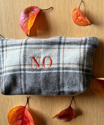 Pochette en laine a carreaux