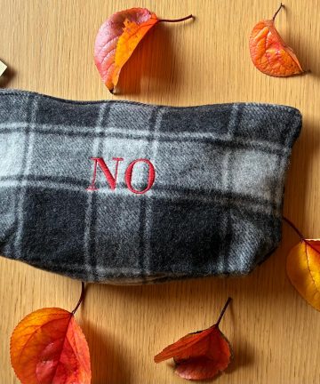 Pochette en laine grands carreaux noirs