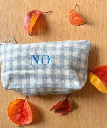 Pochette en laine à carreaux gris et blancs